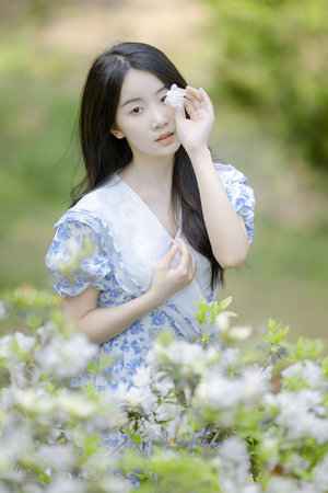 他含着她的骚嫩B猛吸